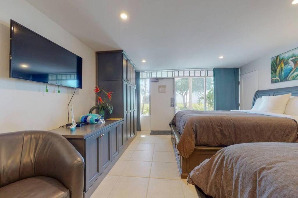 Sea Spray, Studio 114, Beach Steps Away! Pool+Wifi 러스킨 외부 사진