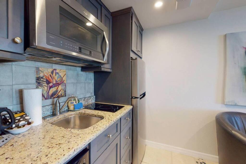 Sea Spray, Studio 114, Beach Steps Away! Pool+Wifi 러스킨 외부 사진